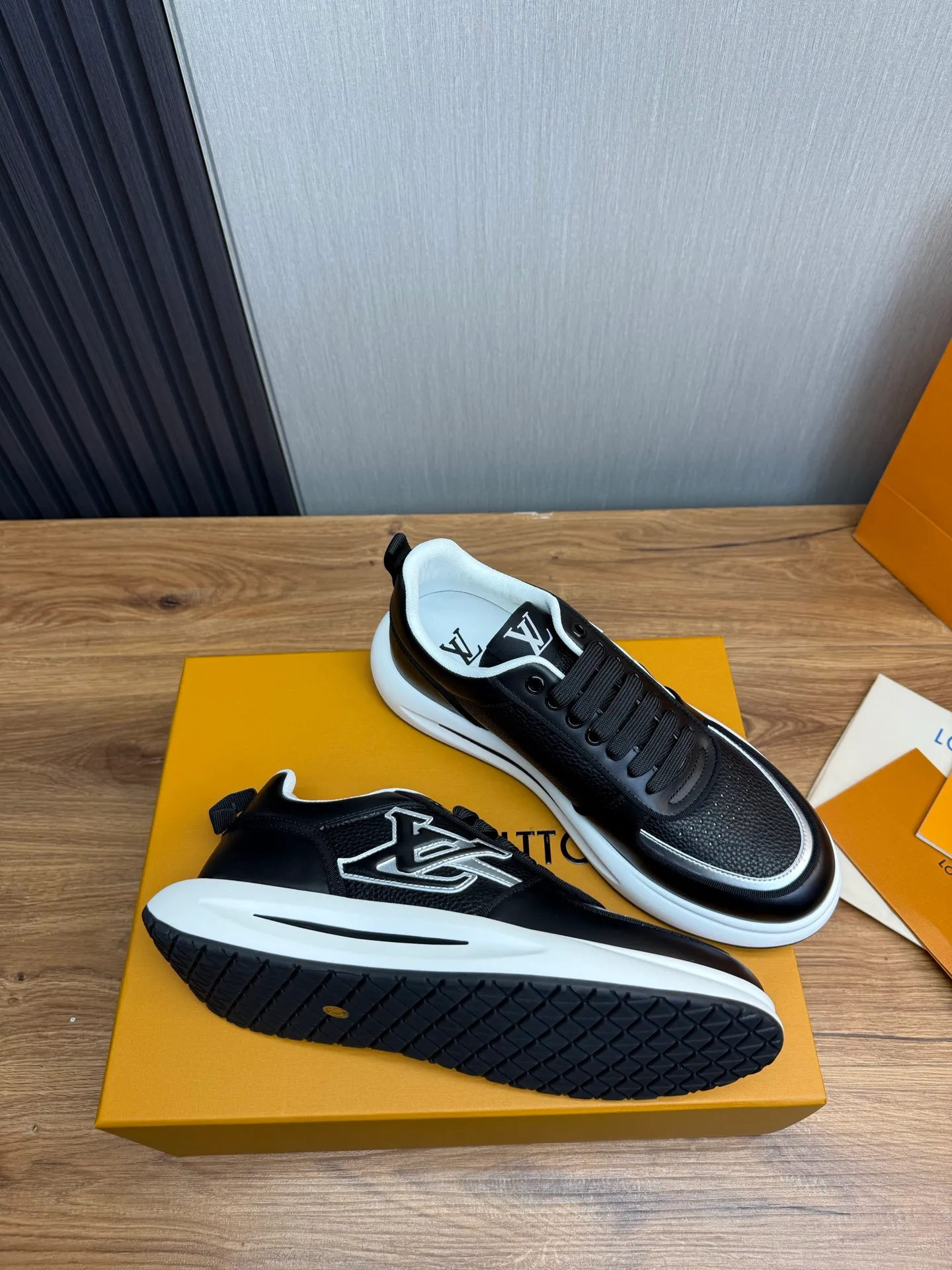 Men's shoes 💰820💰 Lv. Top purchasing agent 🇮🇹 Louis Vuitton, sports shoes counter synchronization, uppers imported from Italy, high-quality splicing and complex handicrafts, imported mesh pads are soft and comfortable, soles: original factory special soles, TPU exclusive movable molded soles super comfortable, original factory single goods, 🔍🔍high quality, you can enter and exit the counter at will, welcome to compare, code number 38-44 (Customized 38.45)